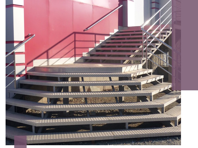 Лестницы для магазина в Кизляре — изготовление и монтаж