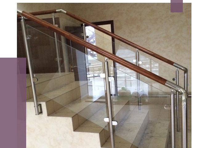 Комбинированные перила из металла и дерева в Кизляре