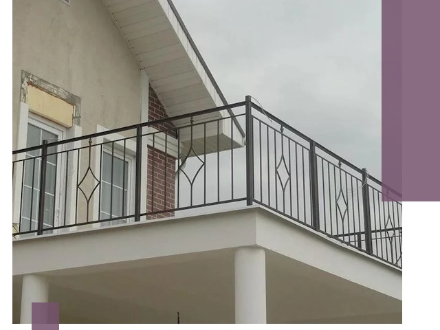 Изготовление балконных ограждений в Кизляре из металла и стекла