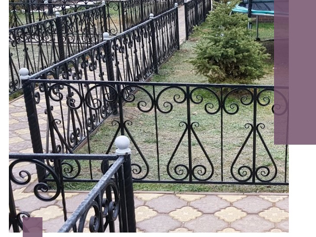 Кованые газонные ограждения под ключ в Кизляре